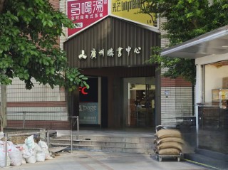 我去广州新华书店走了一圈，发现这里正被AI教育硬件包围