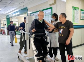 瘫痪的人的借助外骨骼机器人重新站起来