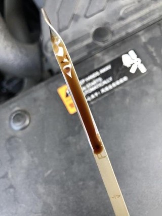 刚换的机油就黑了，机油黑了就必须换吗