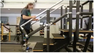 全球首个神经连接机械腿，截肢者恢复自然行走，还带空间感 