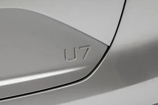 仰望U7试驾车大规模到店 售价62.8万元起