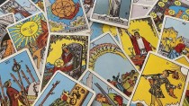 连塔罗牌都用上 AI 了，年轻人痴迷的玄学又多一个平替