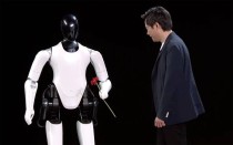 从四个轮子到两条腿：汽车工厂的 “新工人”