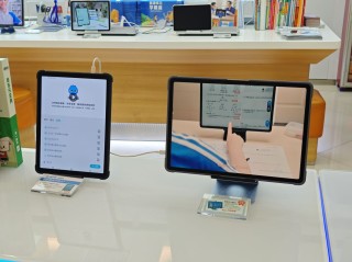 我去广州新华书店走了一圈，发现这里正被AI教育硬件包围