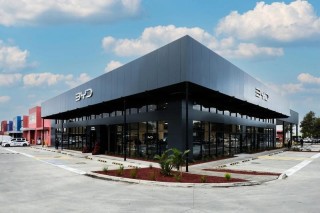 王传福为和谐比亚迪海外第100家店开业授牌