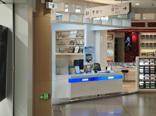 我去广州新华书店走了一圈，发现这里正被AI教育硬件包围