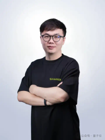 “充电厂商”为何跨界AI眼镜？对话闪极创始人张波