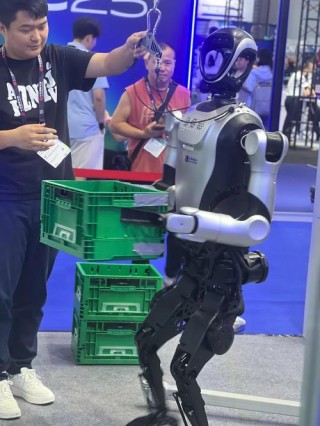 HUGWBC – 上海交大联合上海 AI Lab 推出的人形机器人全身控制器