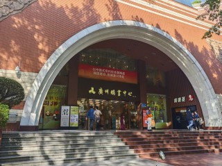 我去广州新华书店走了一圈，发现这里正被AI教育硬件包围