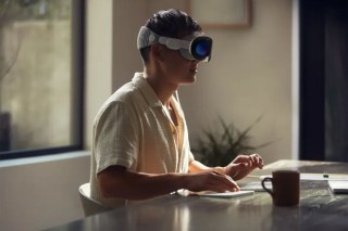 手机厂商的开年大考：卷AI，还是卷MR？
