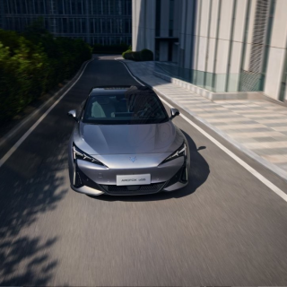 极狐新阿尔法S5与小鹏MONA M03：夏日用车闯关秘籍