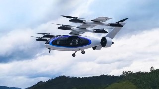 广汽首款复合翼飞行汽车GOVY AirJet成功首飞