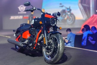 主打一个豪 X-baidu09WEDGE新威骑亮相重庆摩展