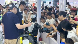 海尔和乐聚联合推出首台家务人形机器人