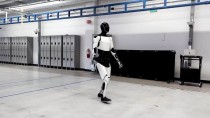 特斯拉擎天柱机器人未来工厂的新成员