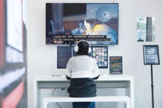 由AI生成的826小时不间断电影在上海太古里向公众播放...