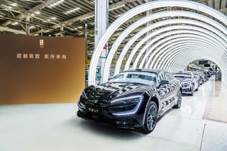 比亚迪第1300万辆新能源汽车仰望U7下线 里程碑时刻