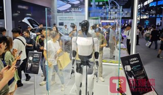 人形机器人成2024 WAIC顶流 节卡人形双臂机器人提速商业化