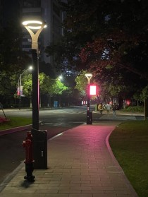 武汉街头现手机无线充电路灯
