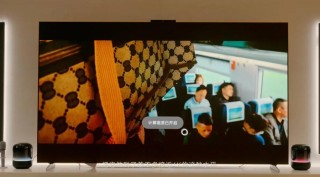 余承东现场玩转“巨幕手机”灵犀指向遥控非常给力