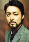 山田孝之一家移居沖繩，從一年前開始自給自足的生活，東京沖繩兩邊跑。
