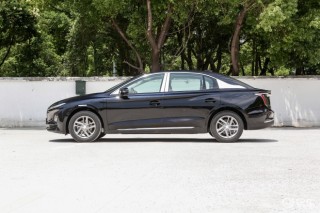 2025款红旗E-QM5上市 售12.18万元起