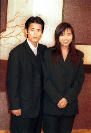 【日娛】好一對神仙眷侶～ 唐澤壽明♡山口智子相隔15年的夫妻檔出場～ 以情侶裝出席東北慈善活動。