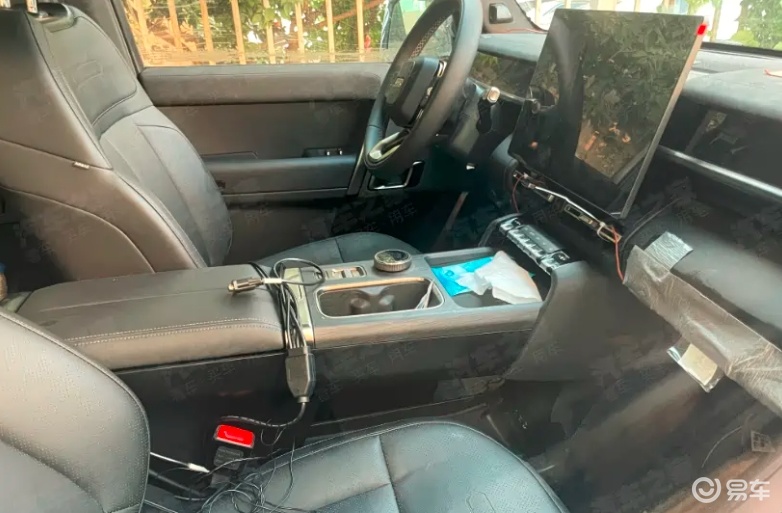 iCAR V27内饰谍照 悬浮式大屏 预计售20-25万  第1张