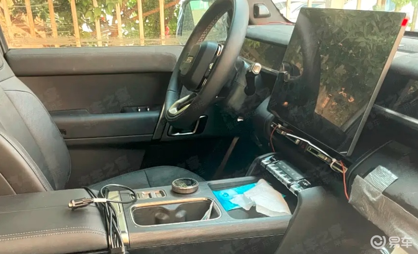 iCAR V27内饰谍照 悬浮式大屏 预计售20-25万  第2张