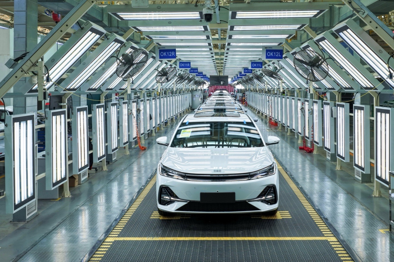 上市即交付万人提车，2025年买电混家轿必看吉利银河A7  第11张