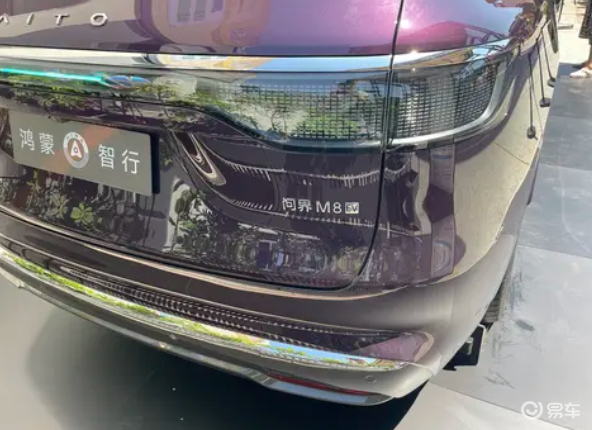 华为800V平台首秀，续航705公里，问界M8纯电版登场  第3张
