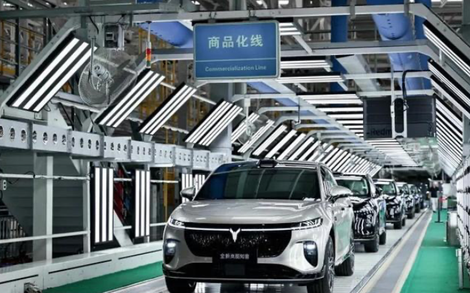 岚图知音下线：华为智驾赋能，中国纯电SUV新标杆诞生  第2张