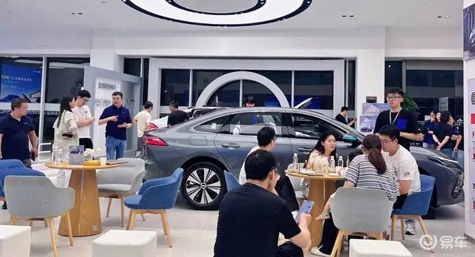 吉利银河A7上市即大定破万，仅因为便宜吗？  第9张