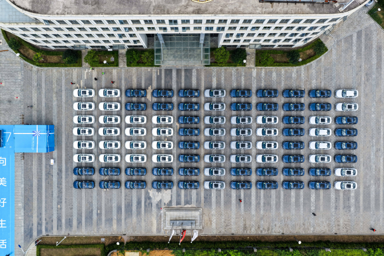 上市一天大定破万 家轿“新顶流”吉利银河A7上市即交付  第4张