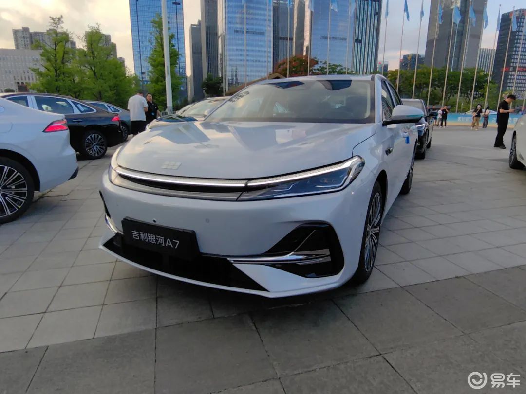 中型插混轿车吉利银河A7，限时价8.18万起  第3张