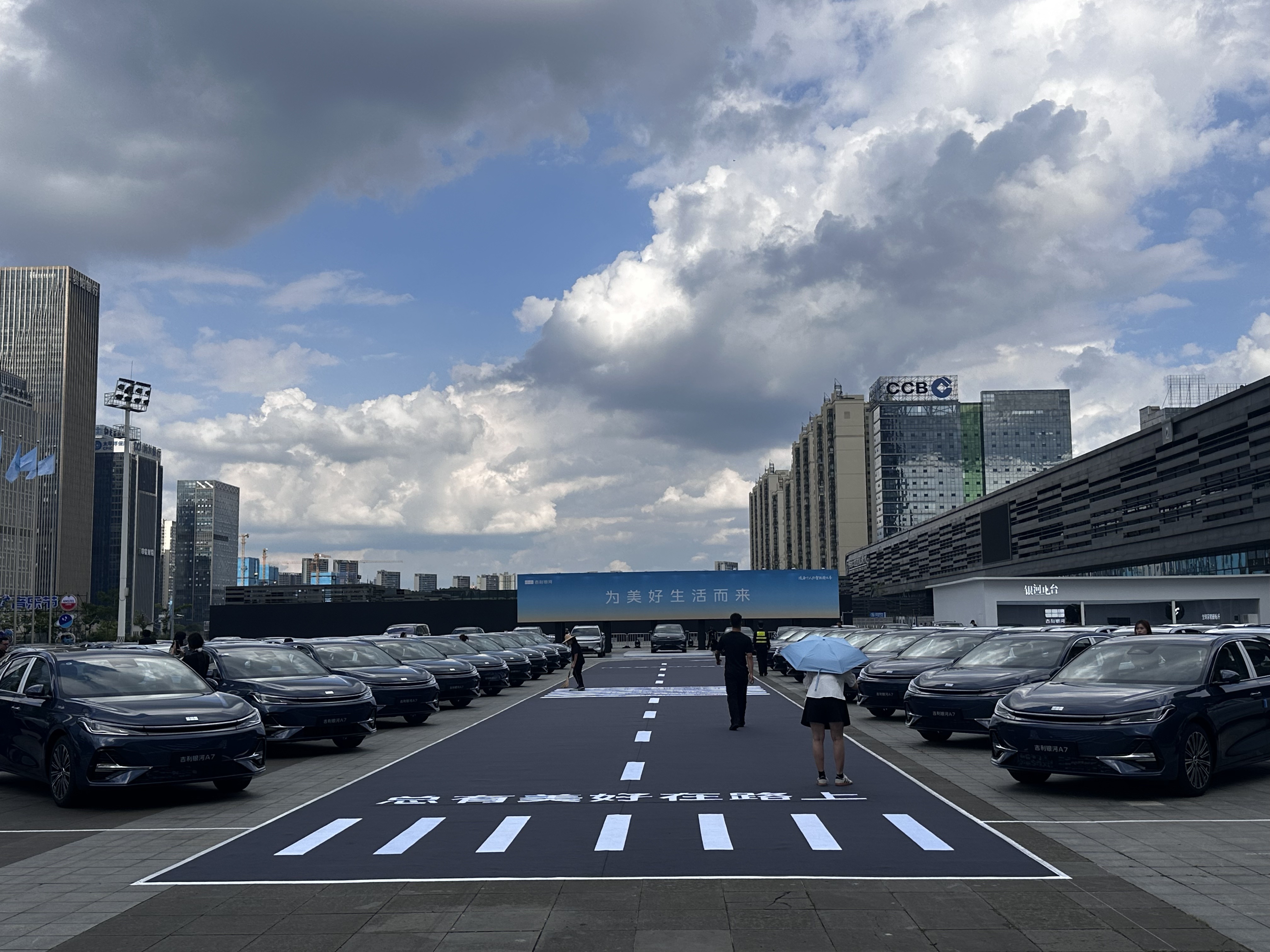 吉利银河A7直接把家轿卷到地板价！8.18万起还送8重礼  第4张