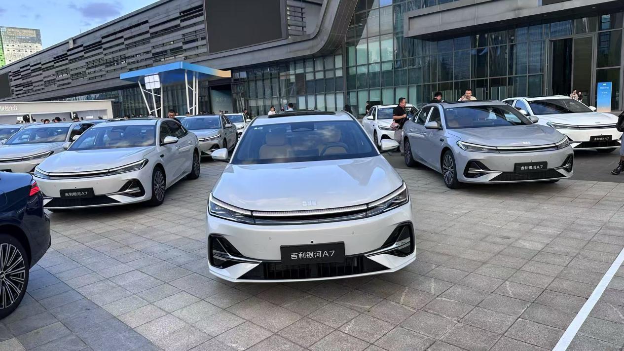 吉利银河A7上市，10万级电混家轿，续航达2100公里  第1张