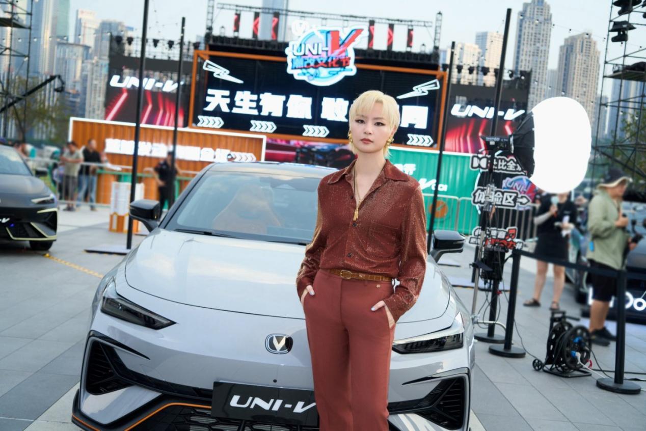 长安第三代UNI-V上市，高性能轿跑，权益价9.79万起  第3张