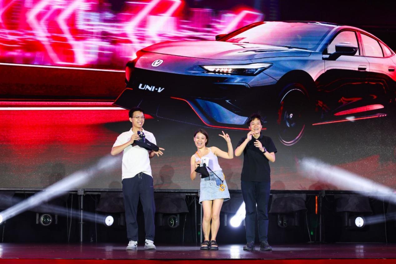 长安第三代UNI-V上市，高性能轿跑，权益价9.79万起  第9张