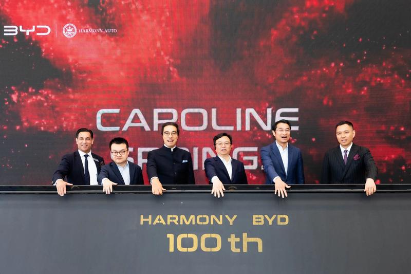 王传福为和谐比亚迪海外第100家店开业授牌  第2张