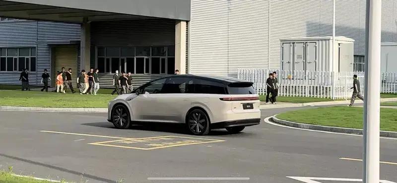 理想i8内饰谍照 将于7月17日开启预订  第8张
