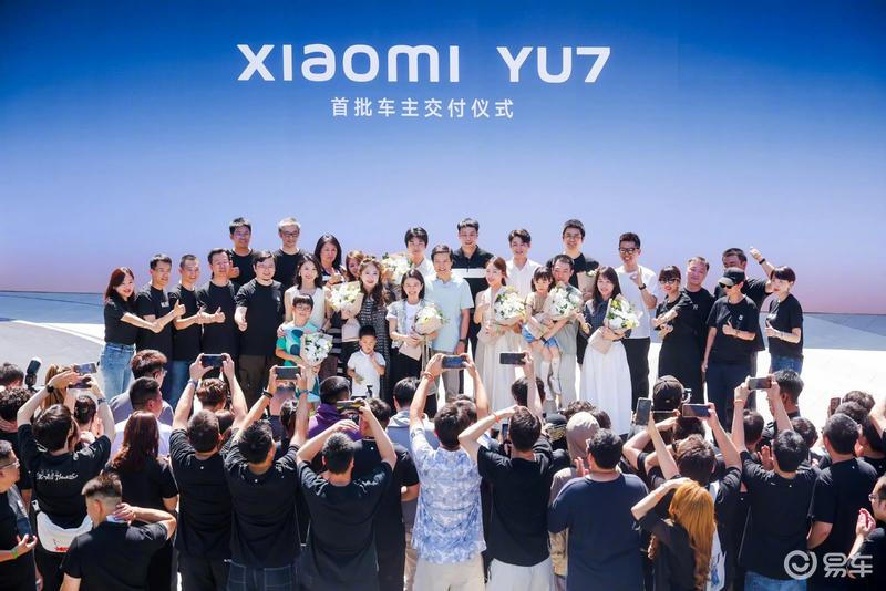 小米YU7正式开启交付 雷军亲自交车并为车主献花开门  第2张