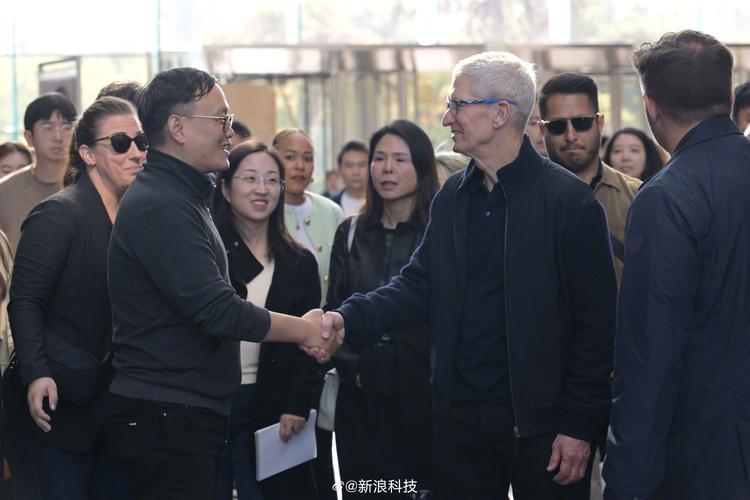 iPhone15中国首发销量较前代下降 急得苹果CEO库克到访成都? 第1张 iPhone15中国首发销量较前代下降 急得苹果CEO库克到访成都? 第1张