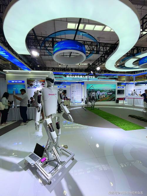 YOGO ROBOT携AI机器人亮相2024C3不动产运营及服务高峰论坛  第1张