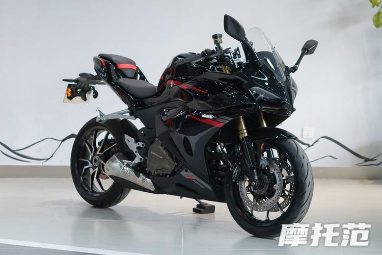 QJMOTOR闪300S&逸550上市 售23999元起  第2张