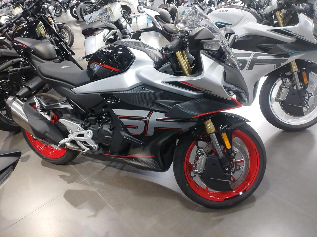 春风450SR仿赛车型正式上市 售32580元 第2张 春风450SR仿赛车型正式上市 售32580元 第2张