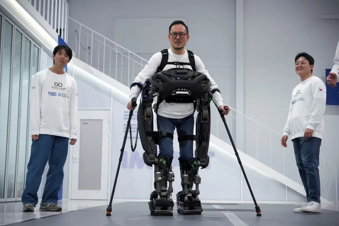 受「钢铁侠」启发，这款 AI 外骨骼能让截瘫患者重新站起来  第2张