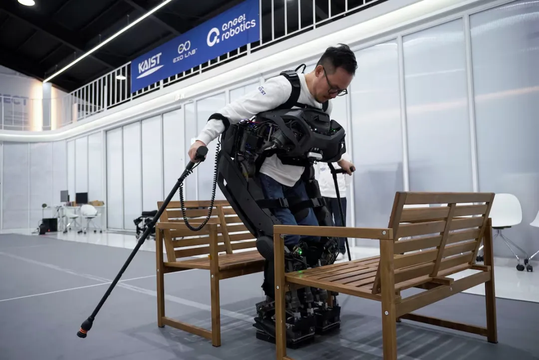 受「钢铁侠」启发，这款 AI 外骨骼能让截瘫患者重新站起来  第8张