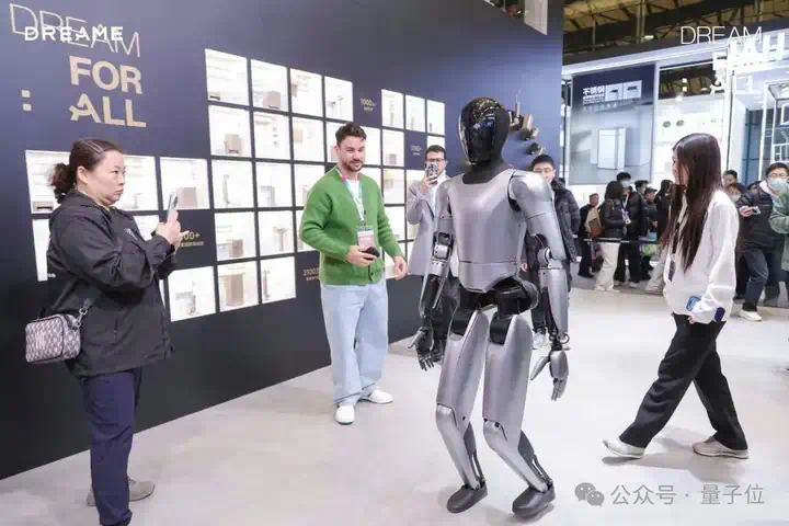 人形机器人主持发布会发布自己！追觅科技孵化，下月将参加全球首届人形机器人马拉松  第12张