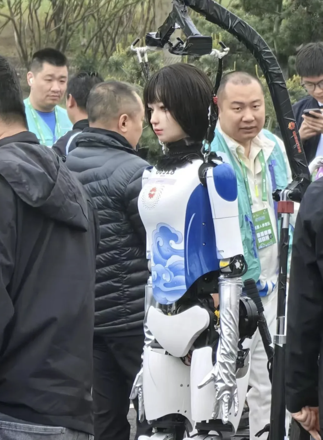 刚刚，全球首位机器人马拉松冠军诞生！赛博跑姿大赏：宇树「躺平」原地起立、最稳的是它……  第2张
